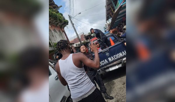 Oficial de policía violenta al hijo de un hombre que fue detenido. Foto: Captura de pantalla / Facebook Noticias de Bluefields
