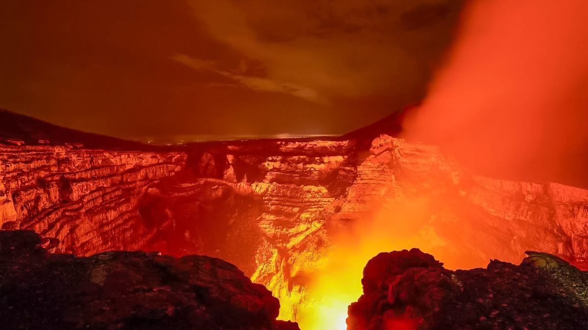 El volcán Masaya tiene una altura de 635 metros y una caldera de 6.5 km de ancho por 11.5 km de largo. Alberga los cráteres San Fernando, Nindirí, San Pedro, San Juan y el activo cráter Santiago. Ha registrado al menos 18 episodios eruptivos desde 1520. LA PRENSA/Archivo/INTUR