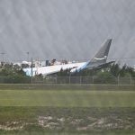 Caos en el Aeropuerto Internacional de Miami.  Un avión de Amazon se sale de la pista