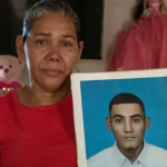 «Hace casi 5 años que no sé nada de él»: las madres que buscan a sus hijos en el sistema de prisiones bajo el régimen de excepción de Bukele