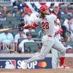 Filis se salen del hoyo a puro poder y vencen a los Bravos para forzar empate en su serie