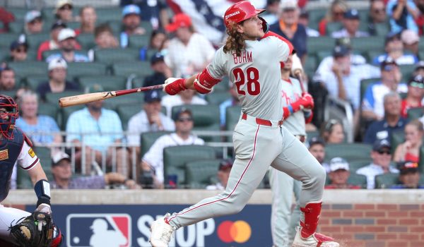 Filis se salen del hoyo a puro poder y vencen a los Bravos para forzar empate en su serie