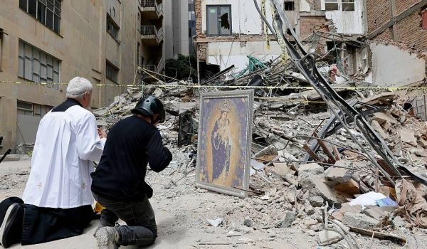 EPA Rezos en Pereira por las víctimas del terremoto del 10 de agosto frente a una imagen de la Virgen de la Pobreza, patrona de la ciudad.