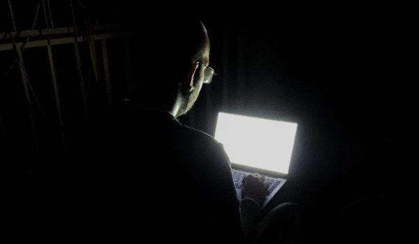 Cortesía de Gustavo Gustavo suele pasar los largos apagones leyendo o escribiendo en su computador en el balcón de su casa.