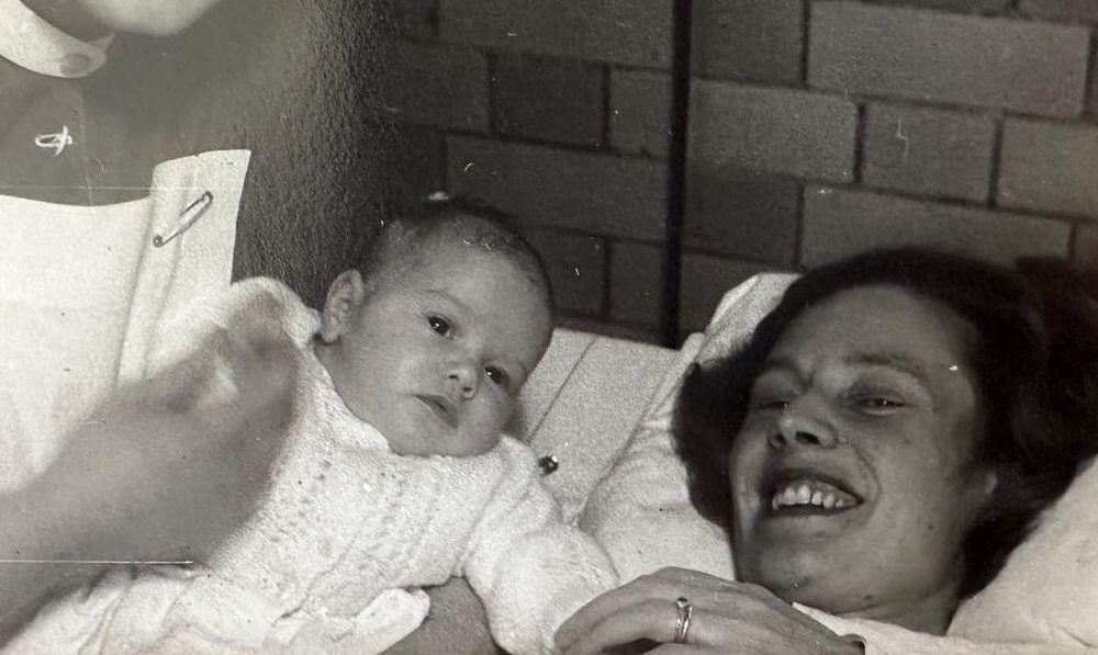 Foto Familiar Elizabeth Mennell contrajo polio cuando tenía cinco meses de embarazo, por lo que tuvo que dar a luz con la ayuda de un pulmón de acero.