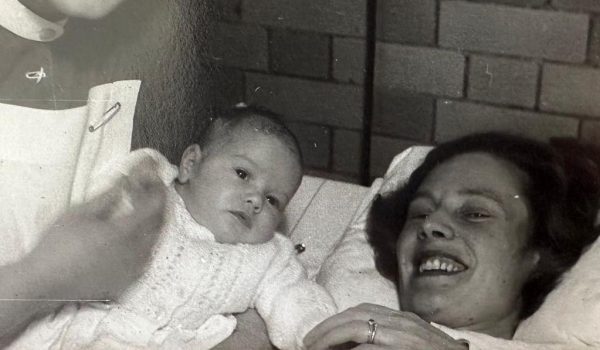 Foto Familiar Elizabeth Mennell contrajo polio cuando tenía cinco meses de embarazo, por lo que tuvo que dar a luz con la ayuda de un pulmón de acero.