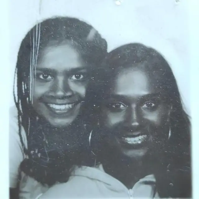Meena Geltink, de 43 años, y Minal Tijssen, de 44, ambas nacidas en la India, fueron adoptadas por separado cuando eran bebés y se criaron cerca la una de la otra en los Países Bajos.