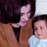 «Me dijeron que jamás lo volvería a ver»: las más de 250.000 solteras que fueron forzadas a dar sus hijos en adopción a mediados del siglo pasado en Reino Unido