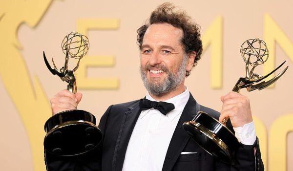 Getty Images Matther Rhys con sus dos Emmy a mejor actor protagonista por sus papeles en Widow's Bay y The Beast in Me.