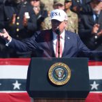 Trump recibe en la Casa Blanca una viga de las Torres Gemelas por el 25 aniversario de 11S