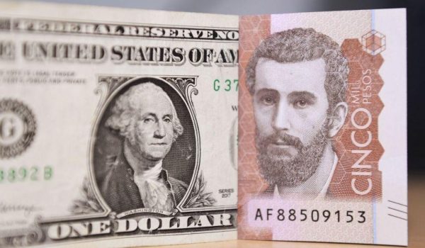 DANIEL MUNOZ/AFP via Getty Images Según Bloomberg, la moneda colombiana es la que más se ha fortalecido frente al dólar en 2026.
