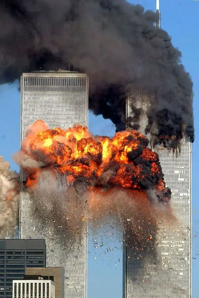 El segundo avión impacta contra la Torre Sur