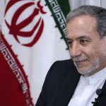 Araqchí dice que el plan propuesto para reabrir Ormuz empezará cuando Washington lo acepte