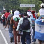 Caravana de unos 300 migrantes centroamericanos ingresa a México desde Guatemala