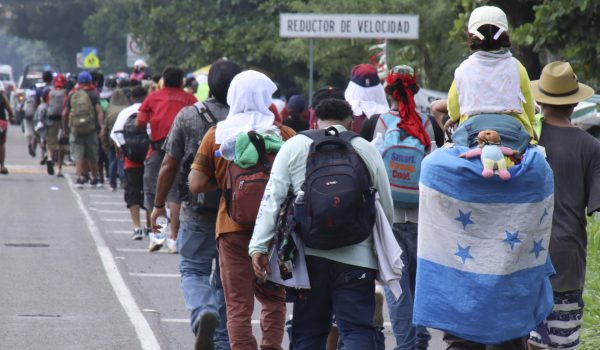 Caravana de unos 300 migrantes centroamericanos ingresa a México desde Guatemala