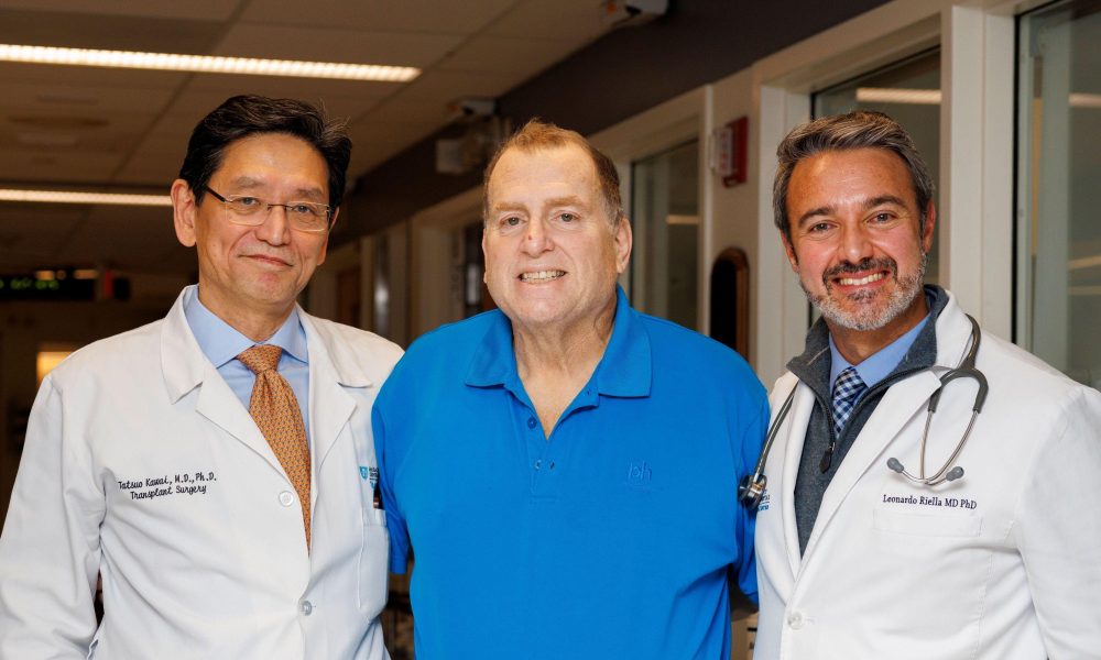Kate Flock/Massachusetts General Hospital El paciente Tim Andrews (en el centro) con el Dr. Tatsuo Kawai (a la izquierda) y el Dr. Leonardo Riella (a la derecha).
