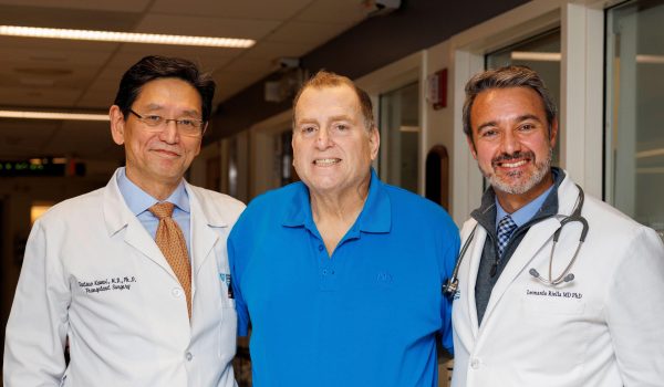 Kate Flock/Massachusetts General Hospital El paciente Tim Andrews (en el centro) con el Dr. Tatsuo Kawai (a la izquierda) y el Dr. Leonardo Riella (a la derecha).