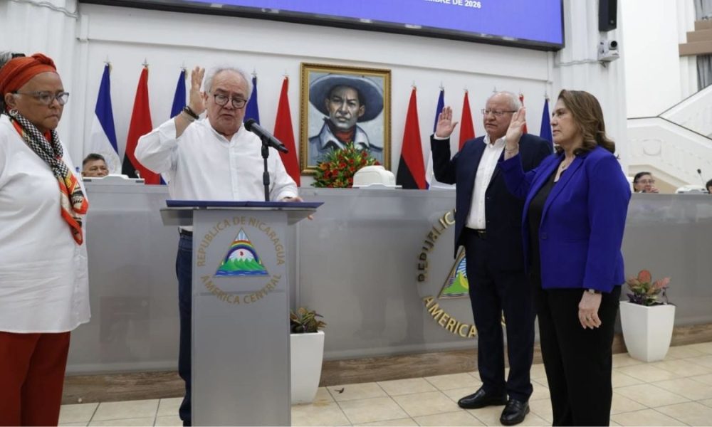 Ana Julia Guido (de blazer azul) es juramentada como presidenta de la CSJ junto a José Manuel Fuertes Toledo como vicepresidente. Foto: Asamblea Nacional.
