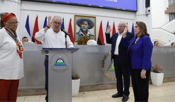 Ana Julia Guido (de blazer azul) es juramentada como presidenta de la CSJ junto a José Manuel Fuertes Toledo como vicepresidente. Foto: Asamblea Nacional.