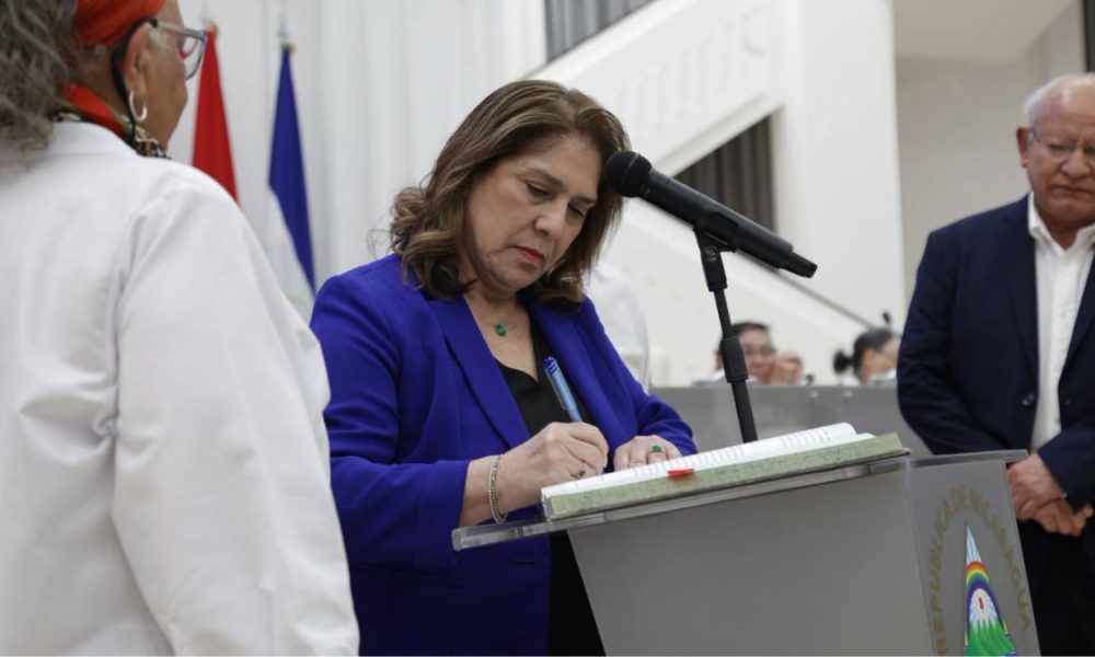Ana Julia Guido es juramentada como presidenta de la CSJ por los diputados. Foto: Asamblea Nacional.