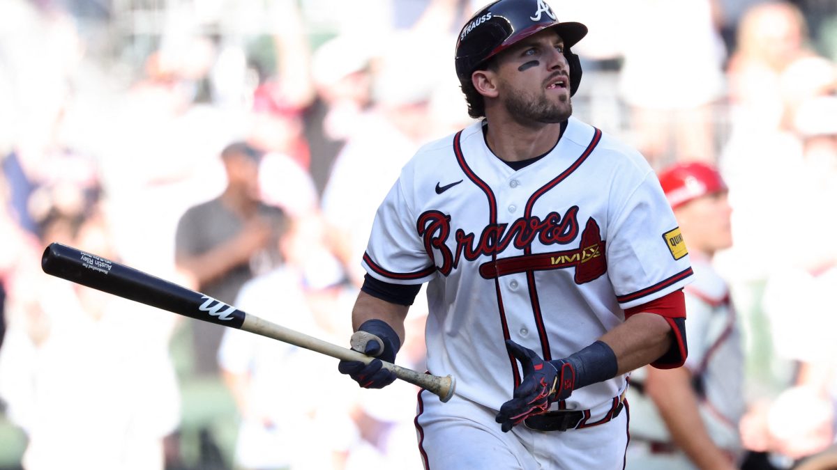 Austin Riley observa la trayectoria del decisivo batazo ante los Filis. LA PRENSA/AFP