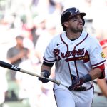 Bravos se imponen dramáticamente a los Filis en el primer duelo de comodines