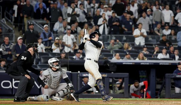 Los Yanquis estremecen a Boston en el inicio de la serie de comodines