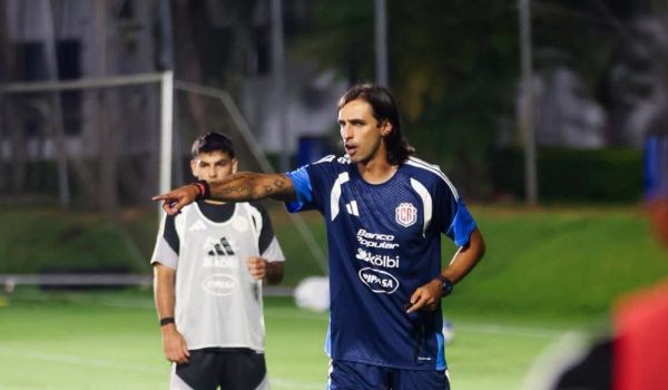 Bryan Ruiz dirige su primer entrenamiento como técnico interino de Costa Rica