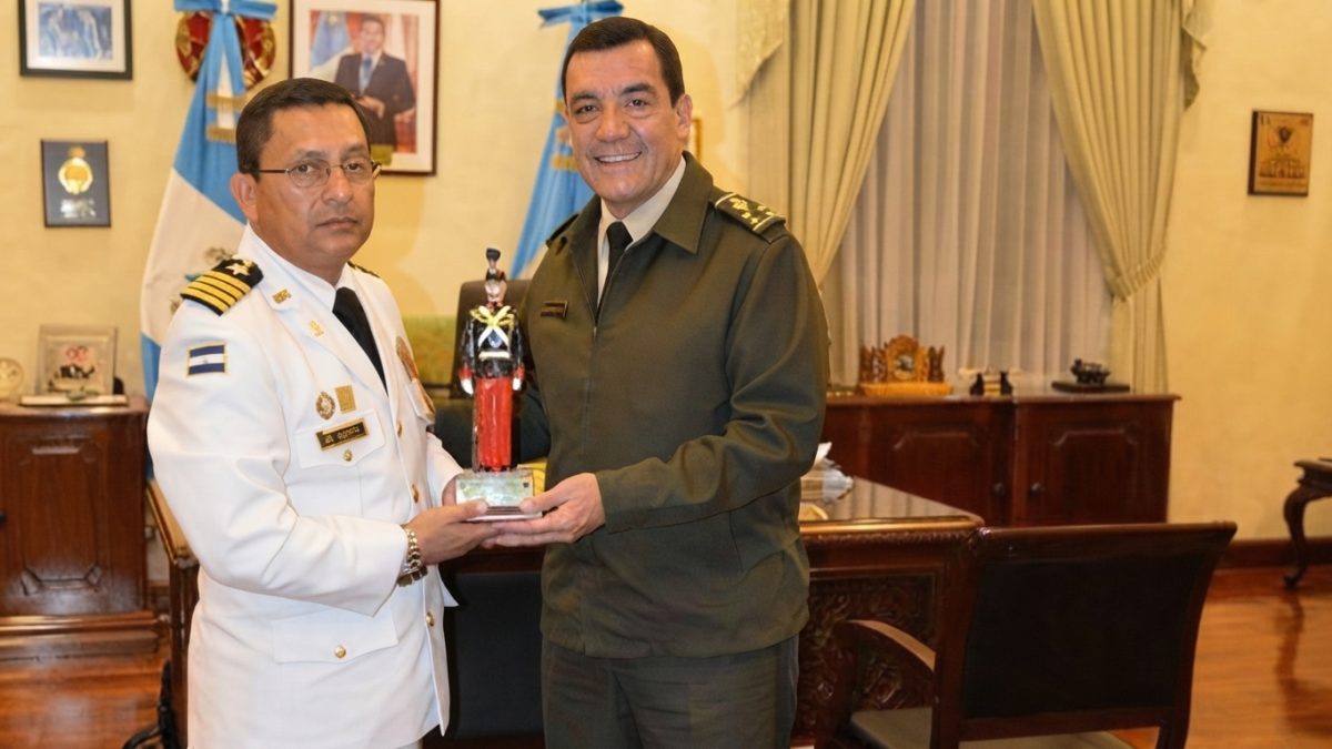 Capitán de navío Antonio Salvador Santos Montoya (de blanco), junto al Ministro de la Defensa de Guatemala, Williams Mansilla, en julio de 2017. Foto: Ejército de Guatemala. Restaurada con Inteligencia Artificial.