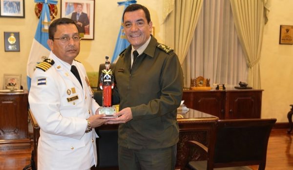 Capitán de navío Antonio Salvador Santos Montoya (de blanco), junto al Ministro de la Defensa de Guatemala, Williams Mansilla, en julio de 2017. Foto: Ejército de Guatemala. Restaurada con Inteligencia Artificial.