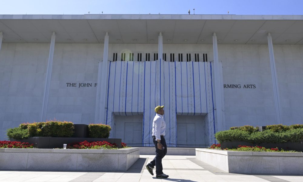Un hombre camina frente al Centro Kennedy, el prestigioso centro de artes escénicas, que fue clausurado por orden del presidente de Estados Unidos, Donald Trump, después de que un juez bloqueara rebautizar la institución con el nombre del mandatario republicano, este miércoles en Washington (Estados Unidos). EFE/ Lenin Nolly