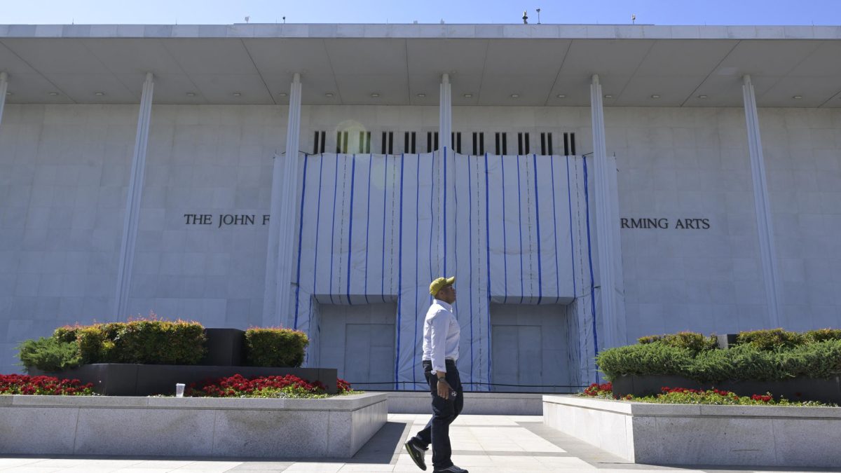 Un hombre camina frente al Centro Kennedy, el prestigioso centro de artes escénicas, que fue clausurado por orden del presidente de Estados Unidos, Donald Trump, después de que un juez bloqueara rebautizar la institución con el nombre del mandatario republicano, este miércoles en Washington (Estados Unidos). EFE/ Lenin Nolly