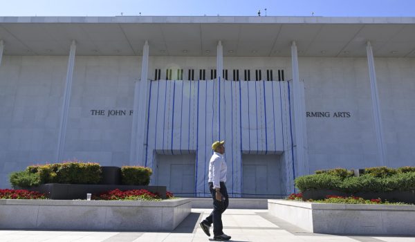 Un hombre camina frente al Centro Kennedy, el prestigioso centro de artes escénicas, que fue clausurado por orden del presidente de Estados Unidos, Donald Trump, después de que un juez bloqueara rebautizar la institución con el nombre del mandatario republicano, este miércoles en Washington (Estados Unidos). EFE/ Lenin Nolly