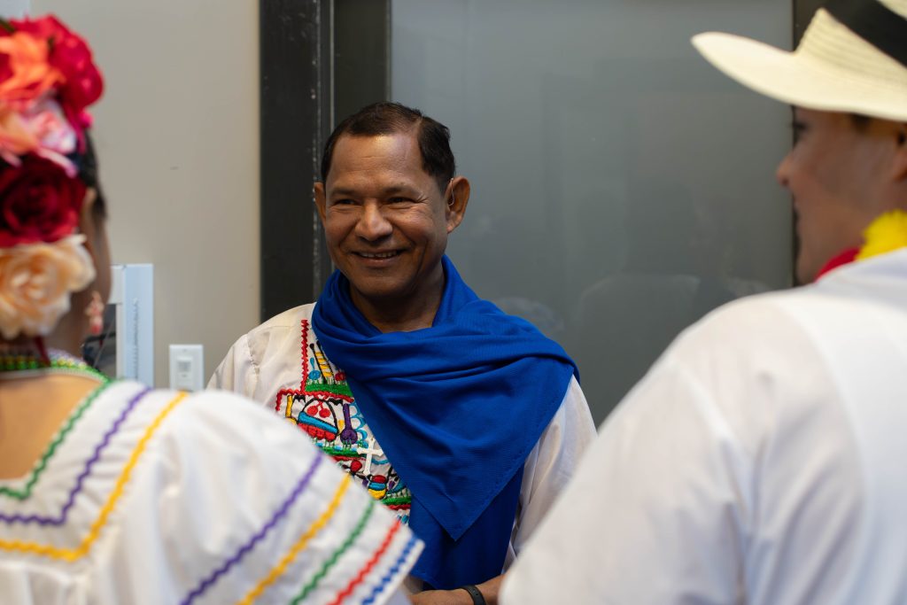 Julio César Dávila preparando al grupo de danza para su participación en el Festival Latinoamericano en Ottawa, Canadá. LA PRENSA