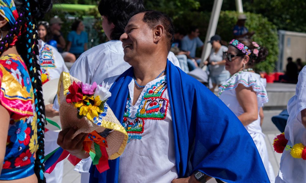 El excarcelado político Julio César Dávila, dirige el grupo de danza Flor de Malinche en Montreal, Canadá. LA PRENSA