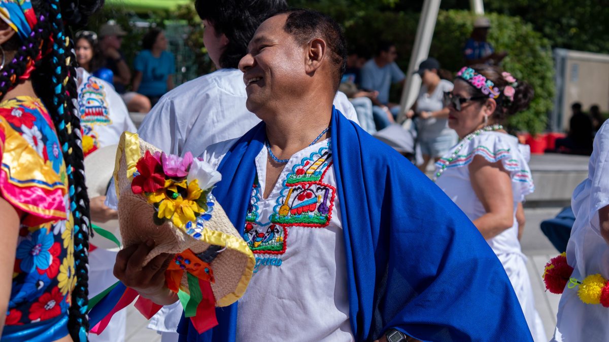 El excarcelado político Julio César Dávila, dirige el grupo de danza Flor de Malinche en Montreal, Canadá. LA PRENSA