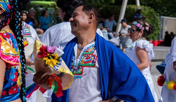 El excarcelado político Julio César Dávila, dirige el grupo de danza Flor de Malinche en Montreal, Canadá. LA PRENSA