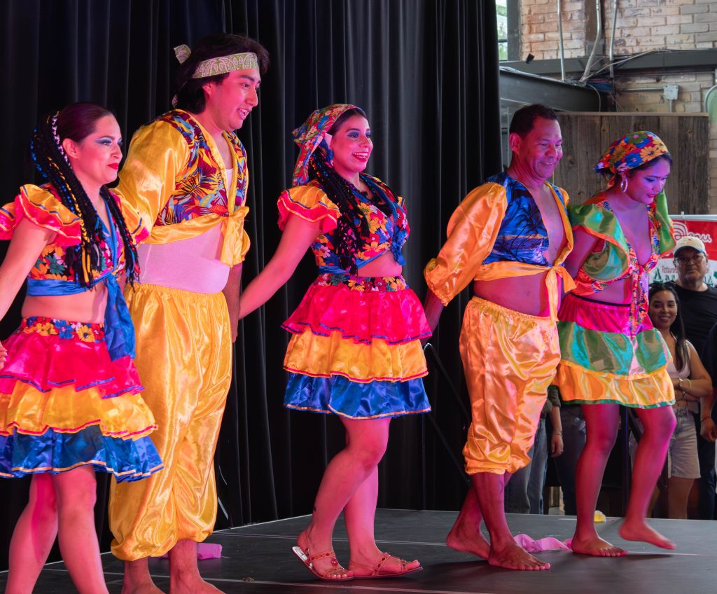 Al ritmo de palo de mayo, los nicas bailaron en el escenario del Festival Latinoamericano en Ottawa. LA PRENSA