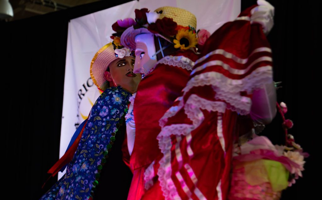 El baile de El Viejo y La Vieja fue representado por el grupo de danza Flor de Sacuanjoche en Ottawa. LA PRENSA