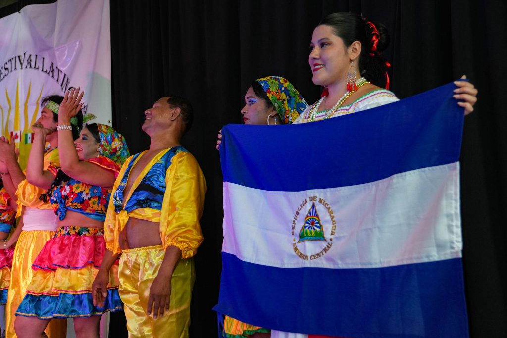 Al ritmo de palo de mayo, los nicas bailaron en el escenario del Festival Latinoamericano en Ottawa. LA PRENSA