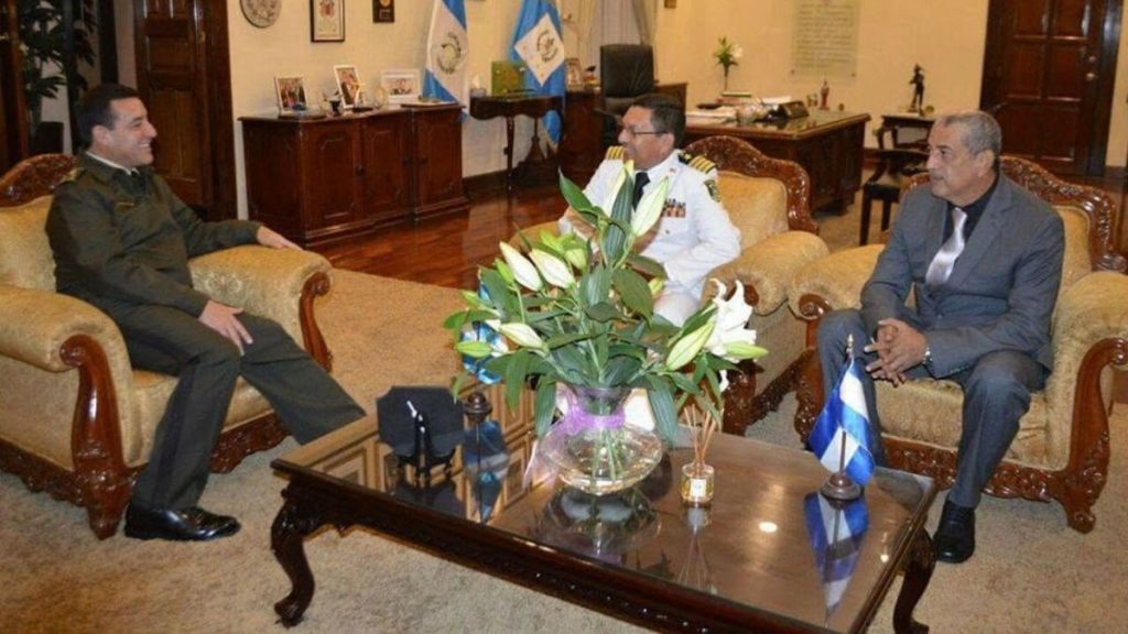 De izquierda a derecha, exministro de la Defensa guatemalteco Williams Mansilla, Salvador Santos Montoya y Mario Vindell. Foto: Ejército de Guatemala.