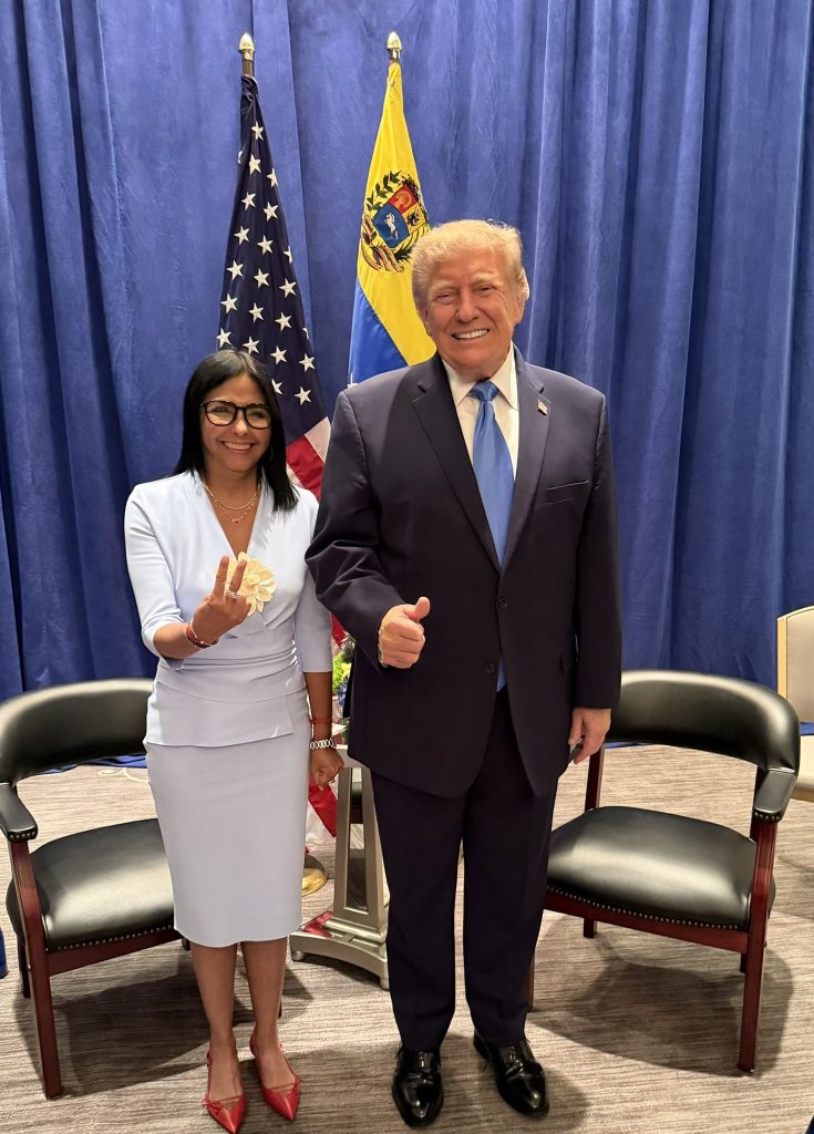 Fotografía difundida en la cuenta oficial en X de la presidenta interina de Venezuela, Delcy Rodríguez, posando junto al presidente de EE.UU., Donald Trump, este martes. EFE/ @delcyrodriguezv