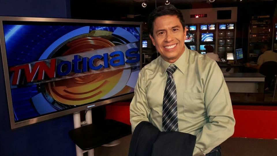 Periodista Dino Andino, en su tiempo de reportero y presentador de Canal 2. LA PRENSA/ARCHIVO.