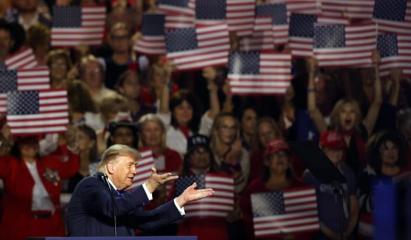 Trump ofrece 5.000 dólares a cada ciudadano si su partido gana elecciones de término medio