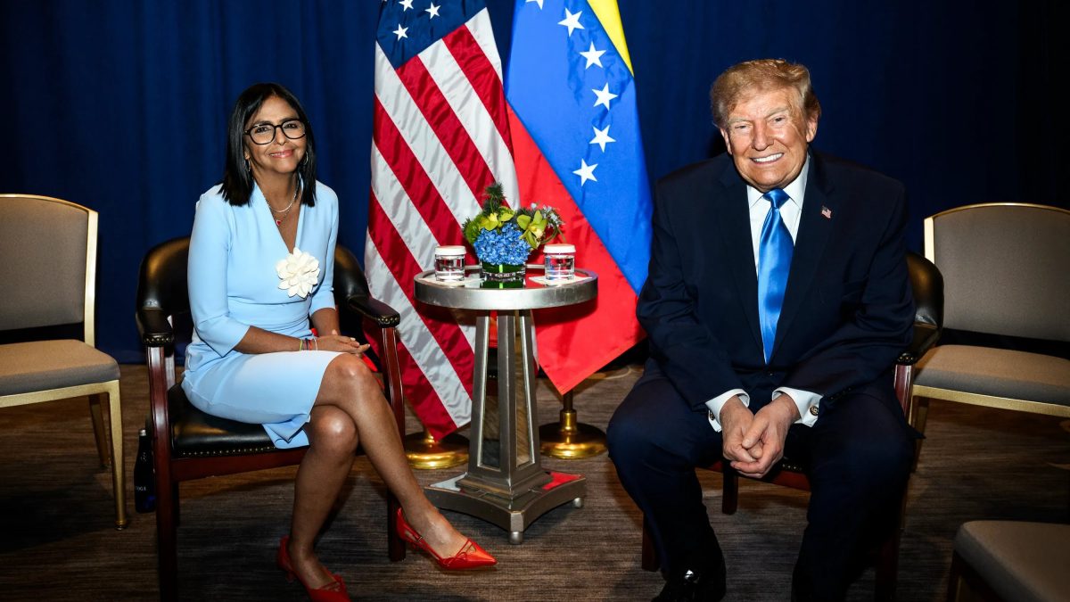 Fotografía difundida en la cuenta oficial de Telegram Prensa Presidencial de Venezuela en la que muestra a la presidenta interina de Venezuela, Delcy Rodríguez (i), posa junto al presidente de Estados Unidos, Donald Trump, este martes. EFE/ Prensa Presidencial de Venezuela