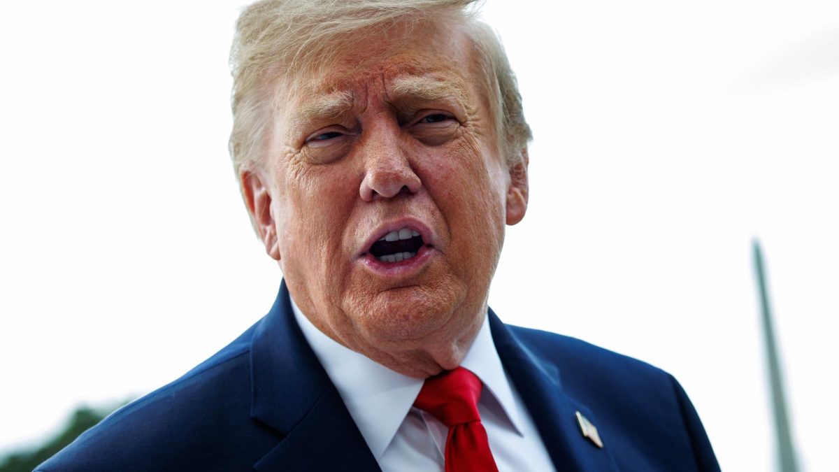 El presidente de EE.UU., Donald Trump, habla con miembros de la prensa antes de partir del nuevo helipuerto South Lawn en el Marine One en la Casa Blanca en Washington, DC, EE.UU. EFE/EPA/Samuel Corum