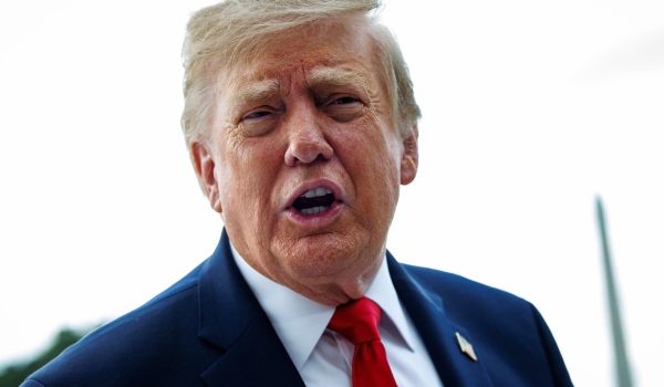 El presidente de EE.UU., Donald Trump, habla con miembros de la prensa antes de partir del nuevo helipuerto South Lawn en el Marine One en la Casa Blanca en Washington, DC, EE.UU. EFE/EPA/Samuel Corum