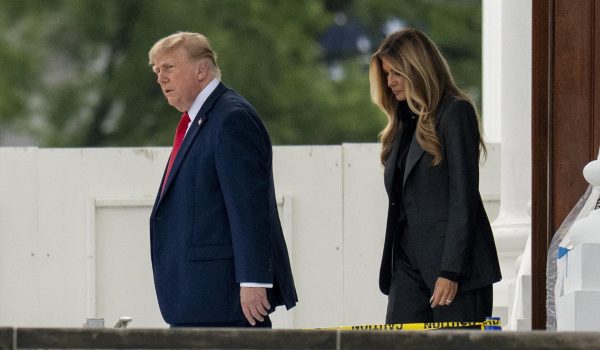 El presidente de Estados Unidos, Donald Trump, y la Primera Dama, Melania Trump, salen de la Casa Blanca de camino al Memorial del 11-S del Pentágono en Washington, DC, EE. UU. EFE/DANIEL HEUER