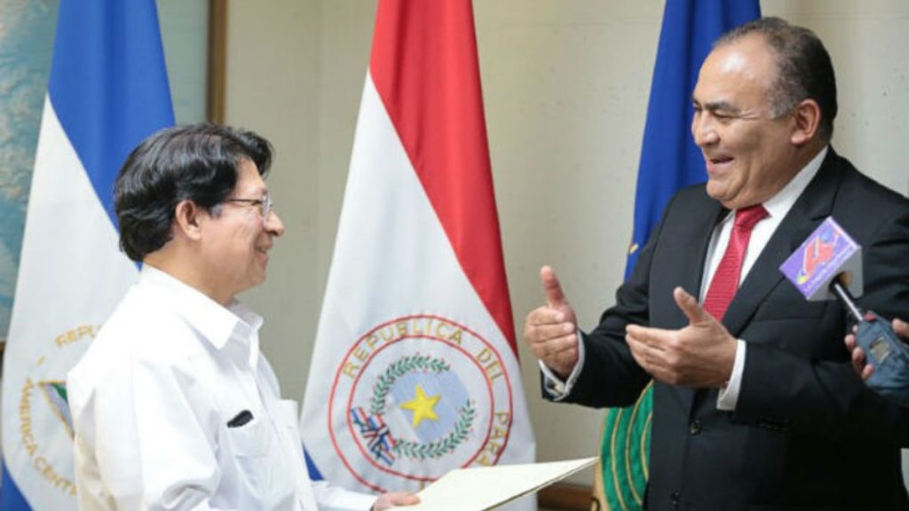 El cocanciller Denis Moncada junto al embajador de Paraguay en Panamá, concurrente en Nicaragua, Enrique Jara Ocampos (16 de mayo de 2018). Foto: Canal 4.
