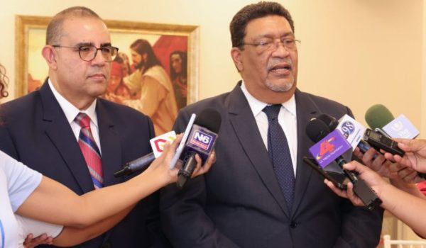 El cocanciller Valdrack Jaentschke (derecha) brinda declaraciones ante los medios de comunicación durante la visita a la Iglesia de Jesucristo de los Santos de los Últimos Días. El 19 Digital.